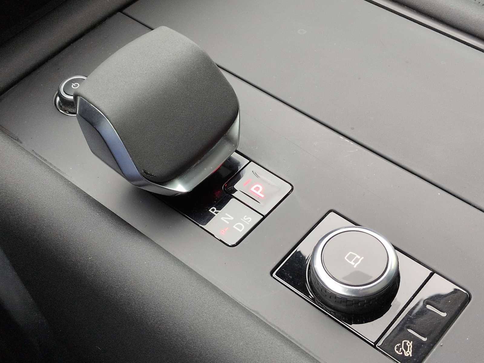 Used 2024 Land Rover Discovery S image 33