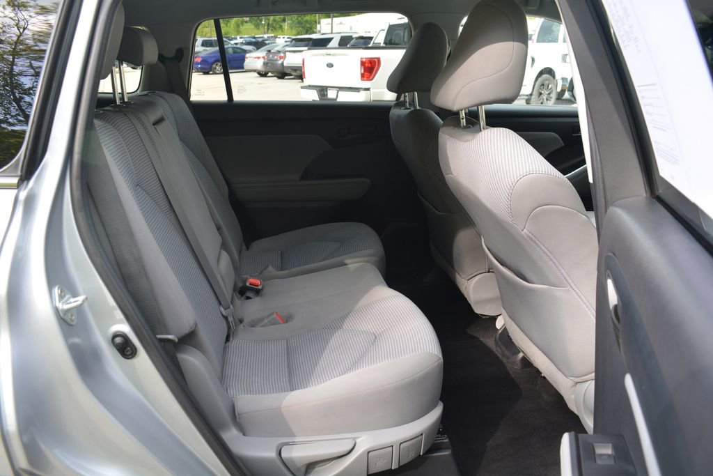 Used 2021 Toyota Highlander L AWD/4WD image 19