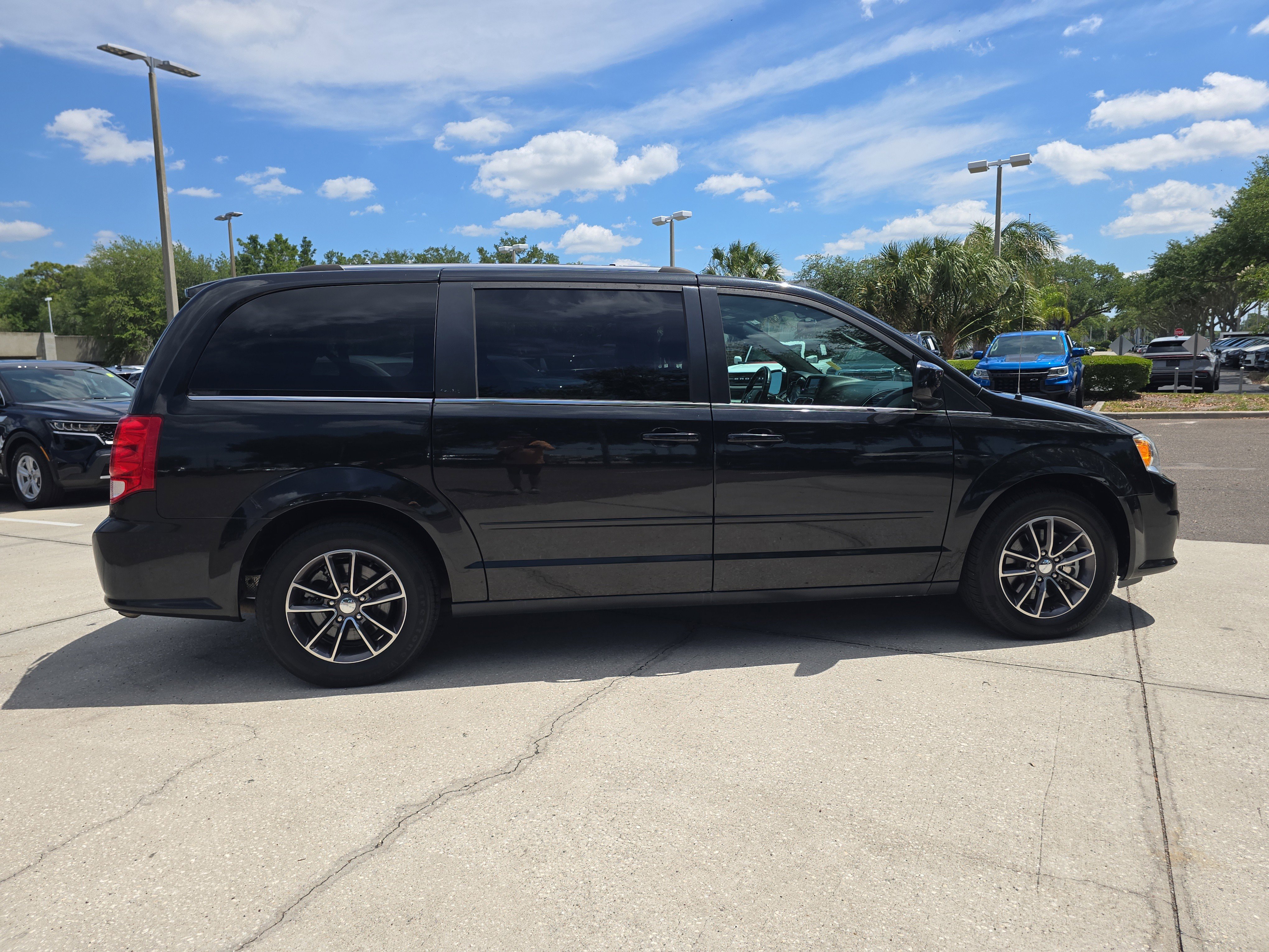 Used 2017 Dodge Grand Caravan SXT w/ Driver Convenience Group FWD image 9