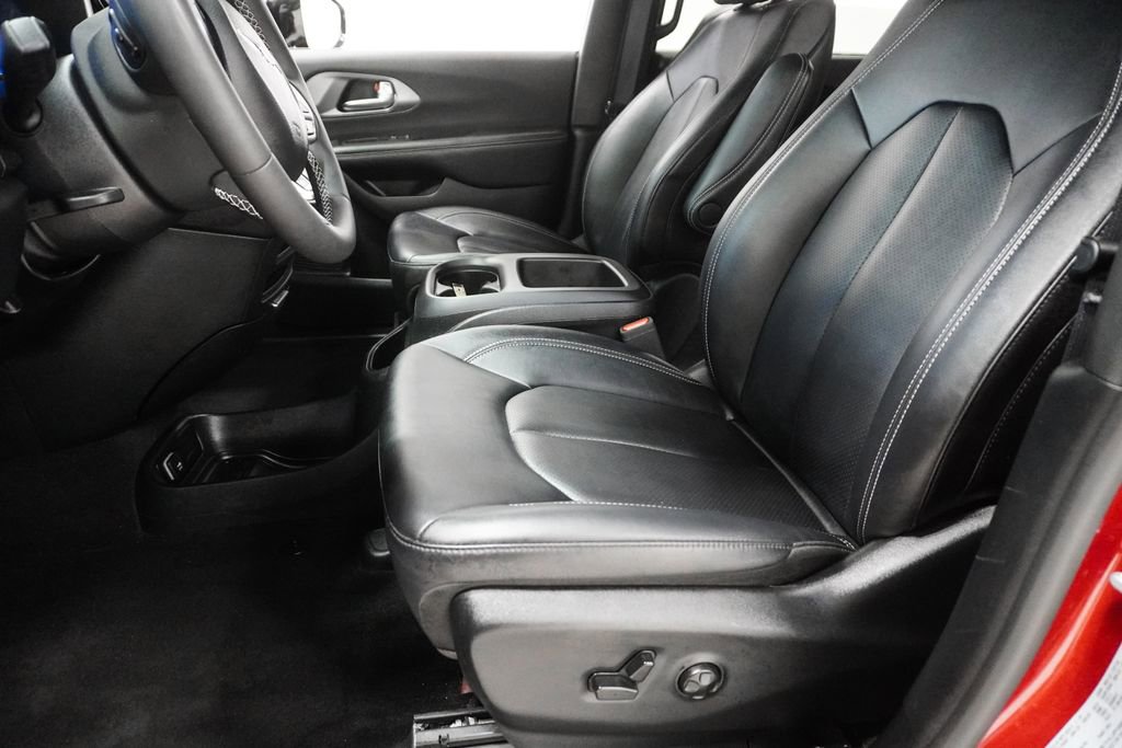 Used 2025 Chrysler Pacifica Select image 7