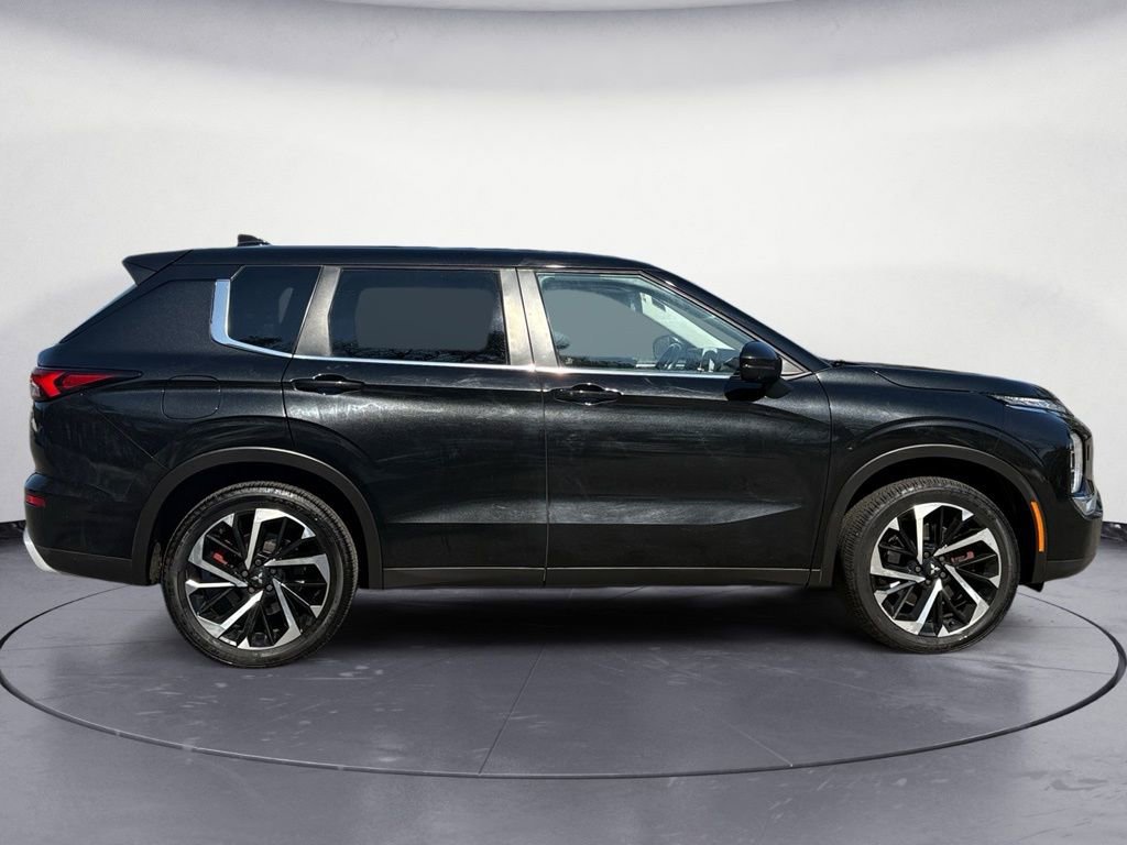 Used 2022 Mitsubishi Outlander SE image 6