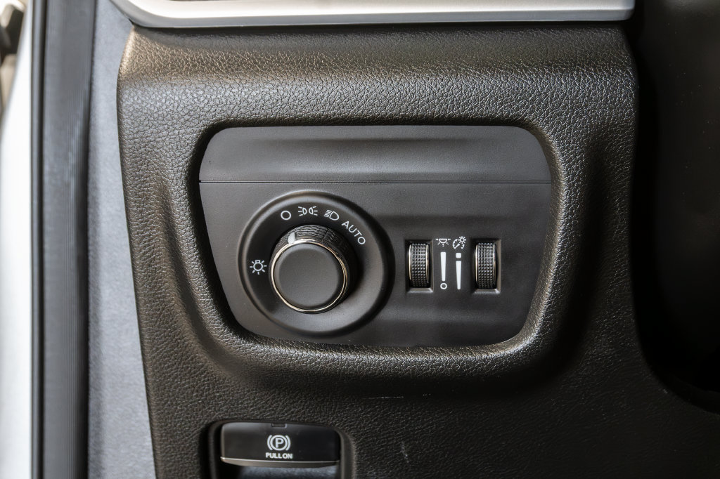 Used 2025 Jeep Grand Cherokee Altitude AWD/4WD image 13