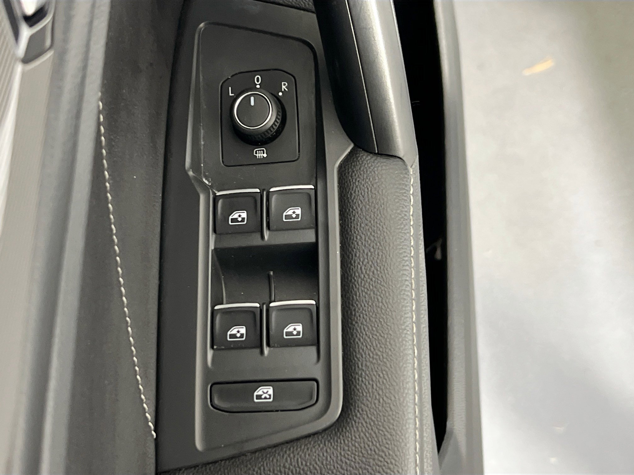Used 2022 Volkswagen Tiguan SE image 17