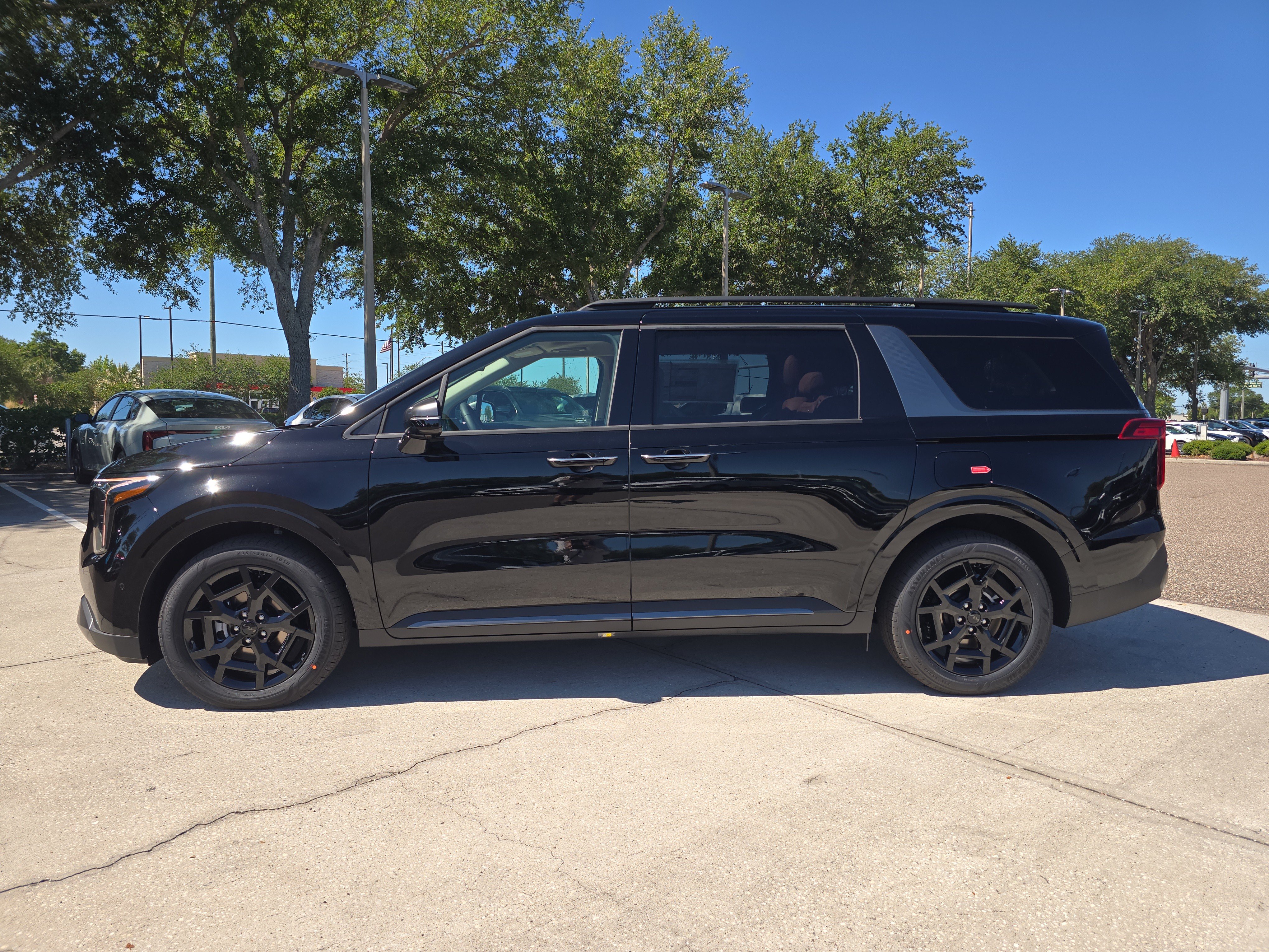 New 2026 Kia Carnival SX w/ SX Dark Edition Package FWD image 5