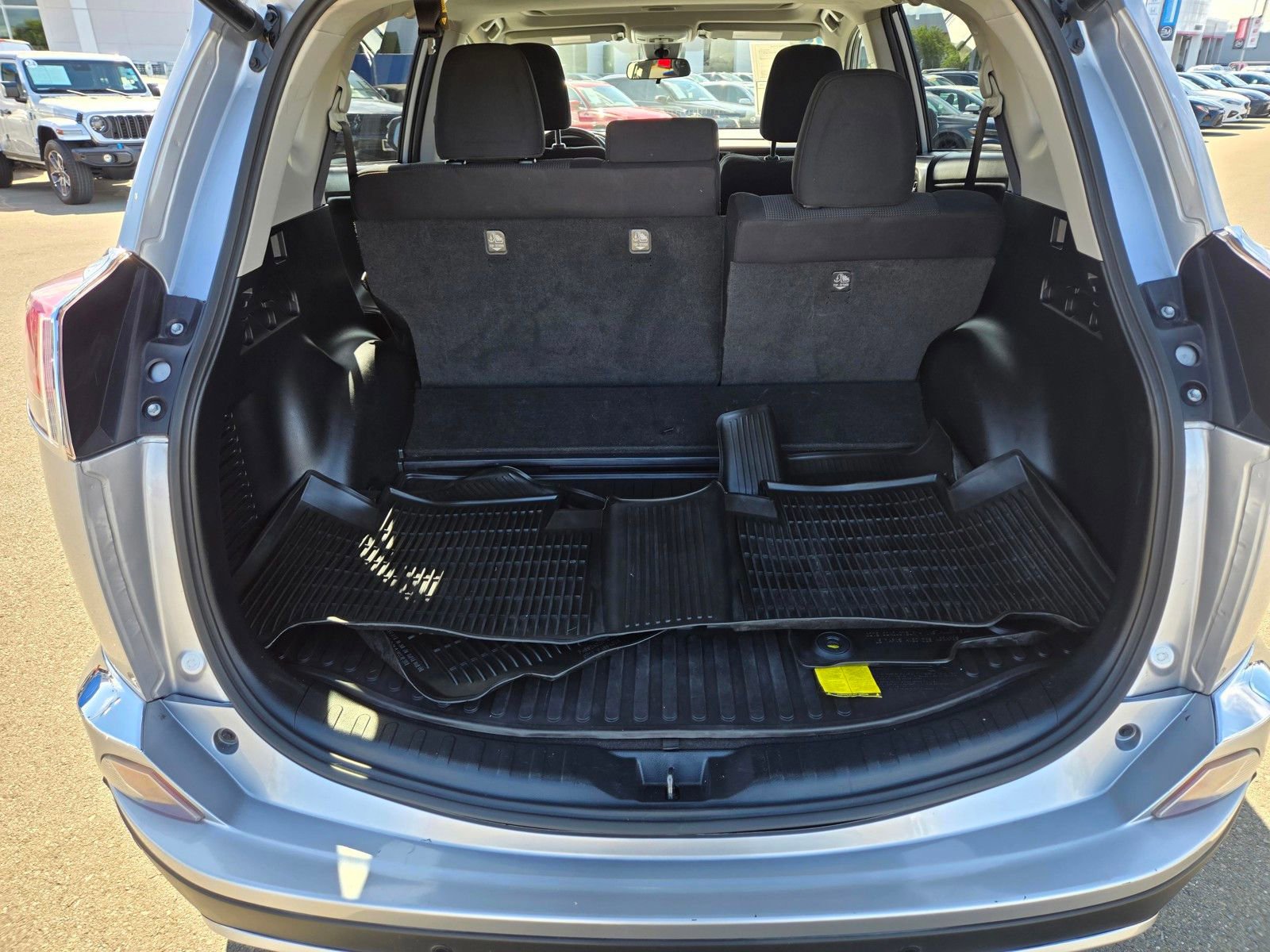 Used 2018 Toyota RAV4 XLE w/ Convenience Package AWD/4WD image 10