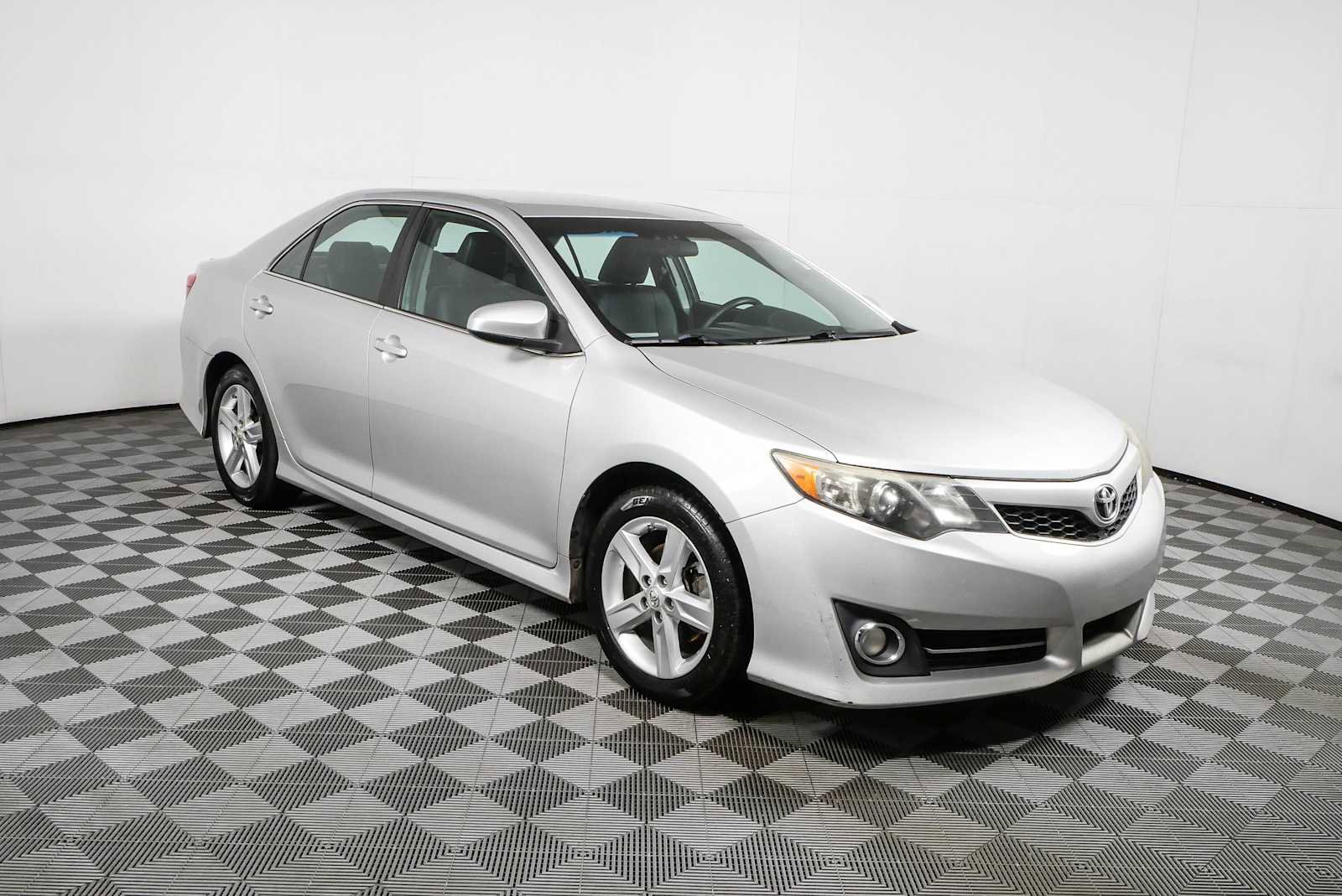 Used 2012 Toyota Camry SE FWD image 1
