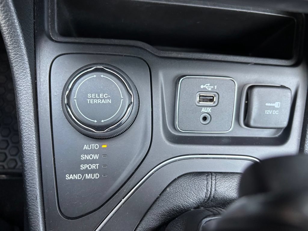 Used 2019 Jeep Cherokee Latitude Plus w/ Cold Weather Group AWD/4WD image 36