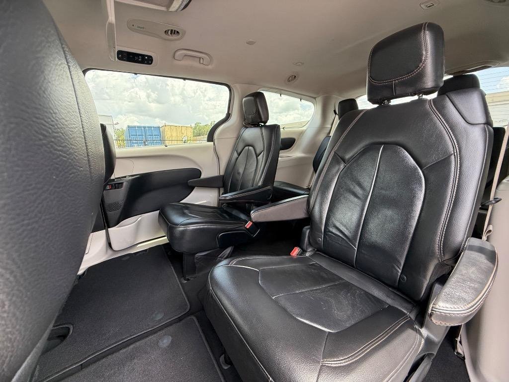 Used 2017 Chrysler Pacifica Touring-L FWD image 12