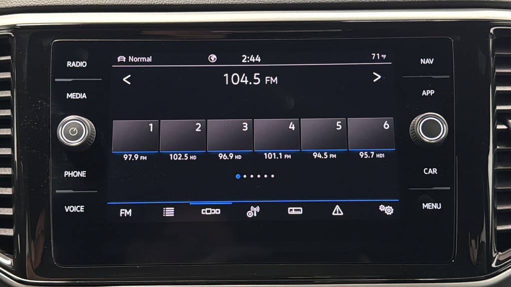 Used 2023 Volkswagen Atlas Cross Sport SEL R-Line AWD/4WD image 30