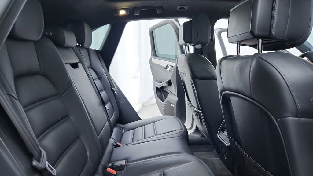 Used 2020 Porsche Macan Turbo image 40