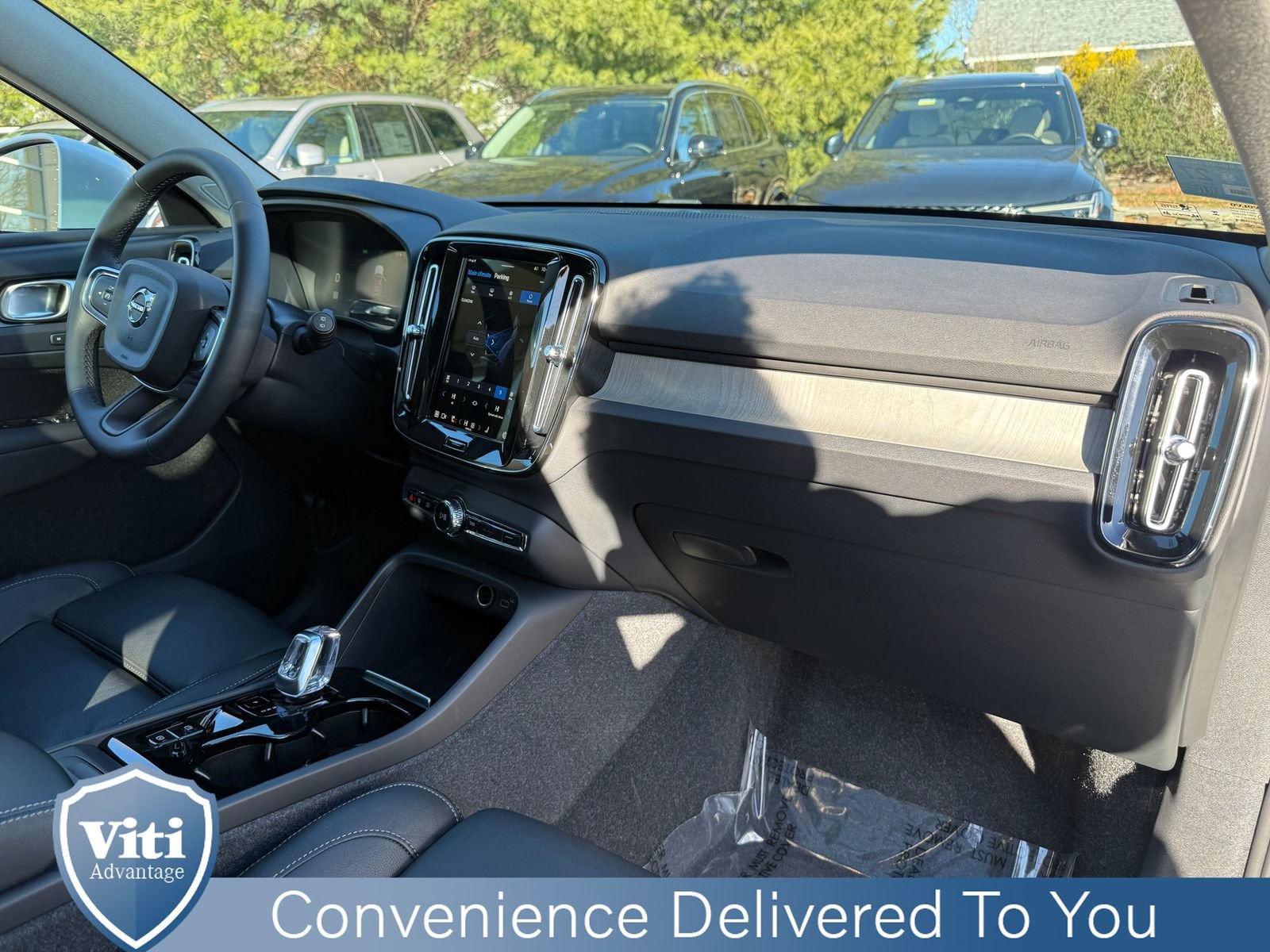 Certified 2024 Volvo XC40 B5 Ultimate w/ Protection Package Premier image 30