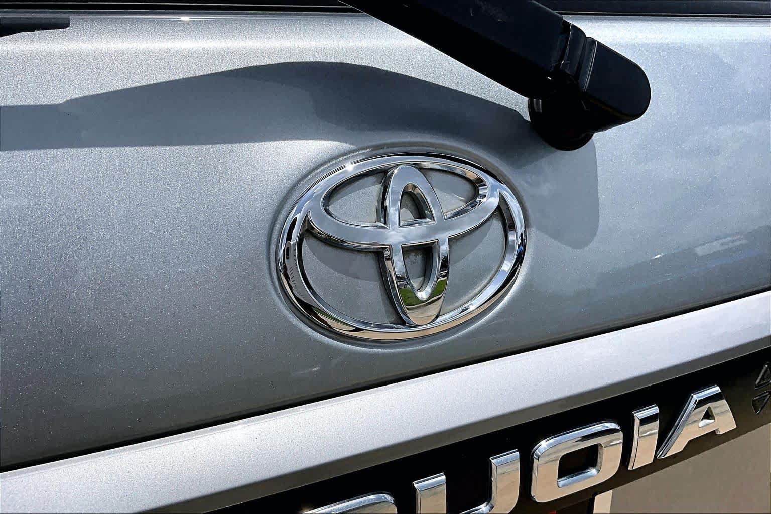 Used 2020 Toyota Sequoia Platinum RWD image 31