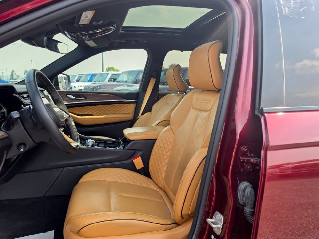 Used 2023 Jeep Grand Cherokee Summit w/ Luxury Tech Group V AWD/4WD image 17