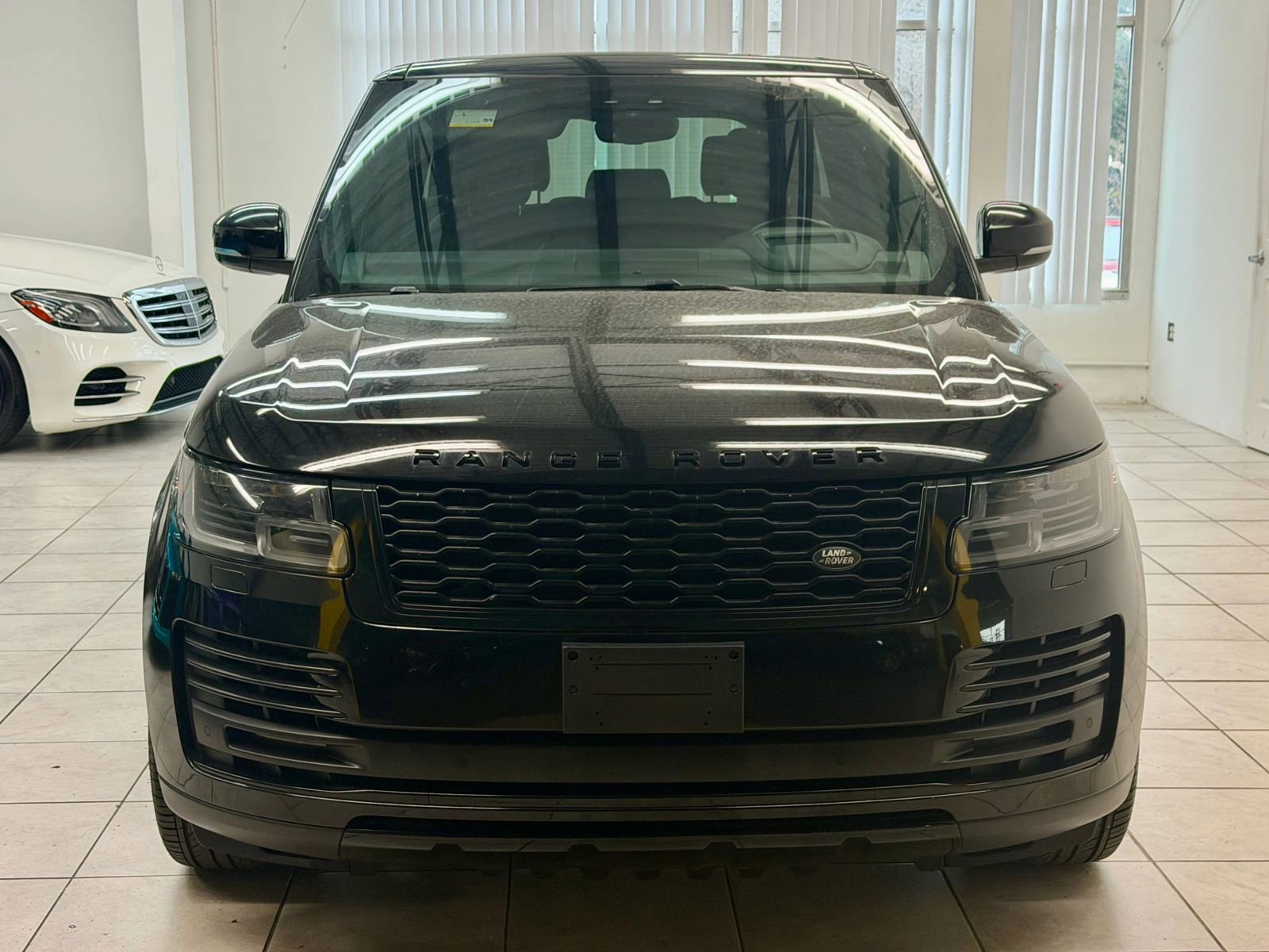 Used 2020 Land Rover Range Rover HSE image 2