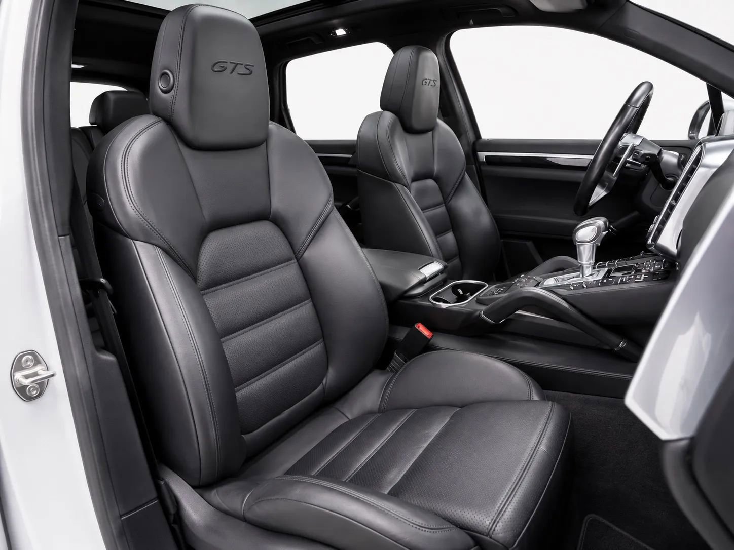 Used 2018 Porsche Cayenne GTS w/ Premium Package Plus AWD/4WD image 18
