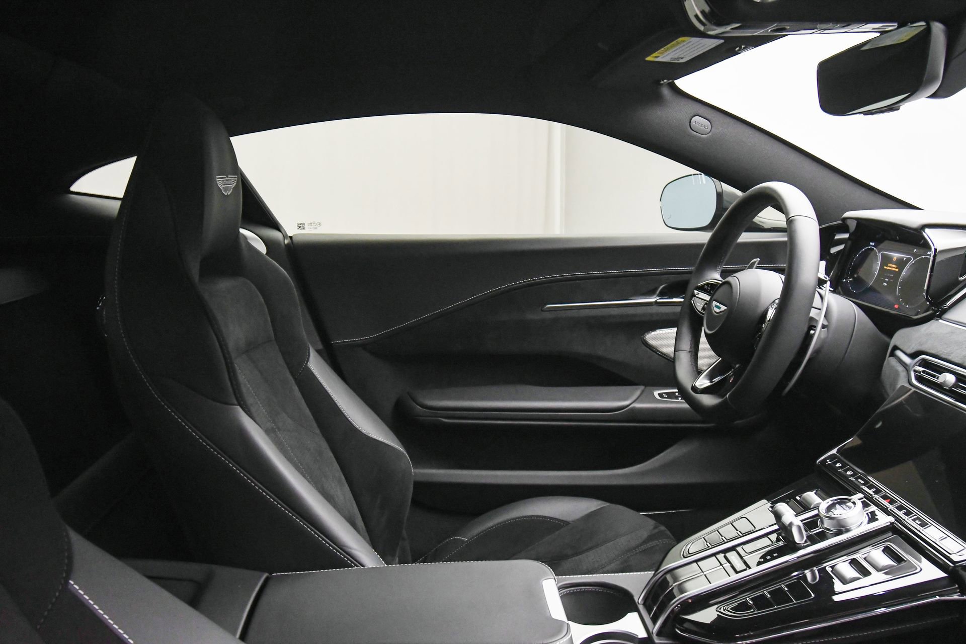 Used 2025 Aston Martin V8 Vantage Coupe image 46