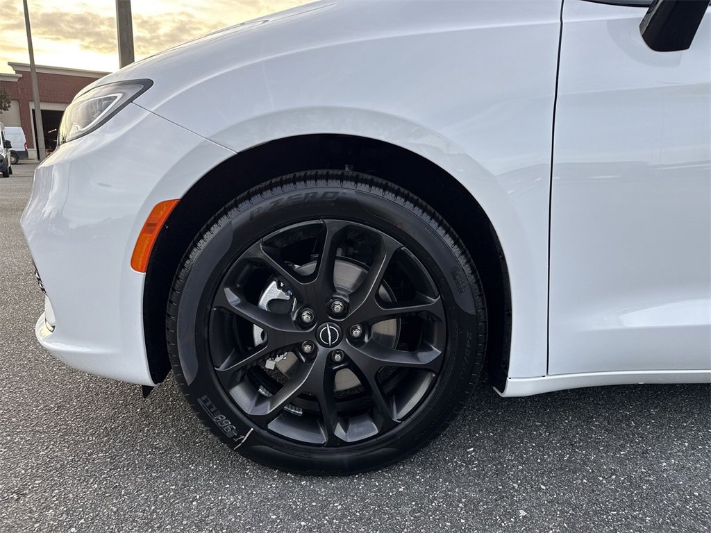 New 2026 Chrysler Pacifica Limited w/ S Appearance Package image 10