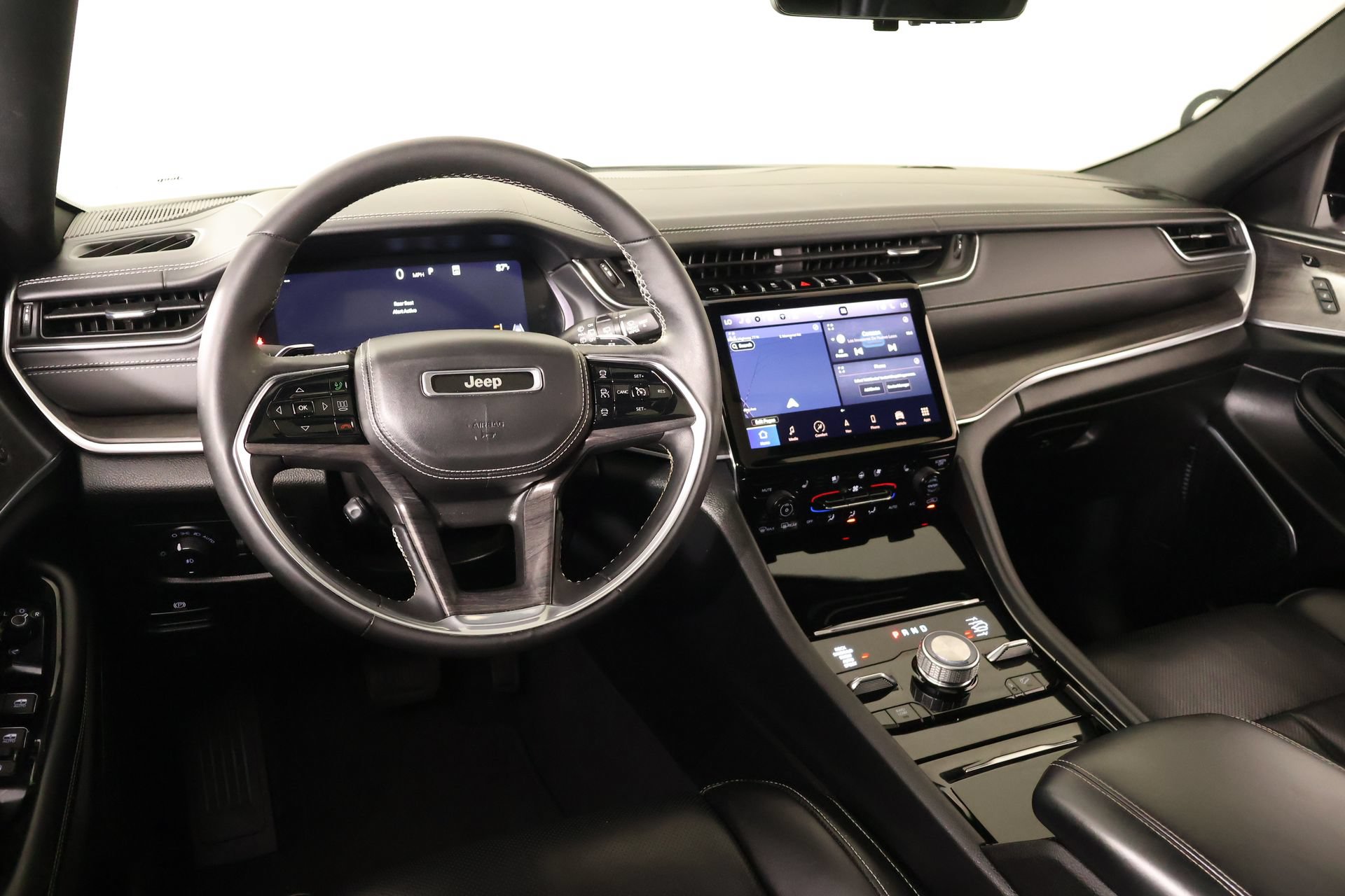 Used 2023 Jeep Grand Cherokee Overland w/ Luxury Tech Group IV AWD/4WD image 2
