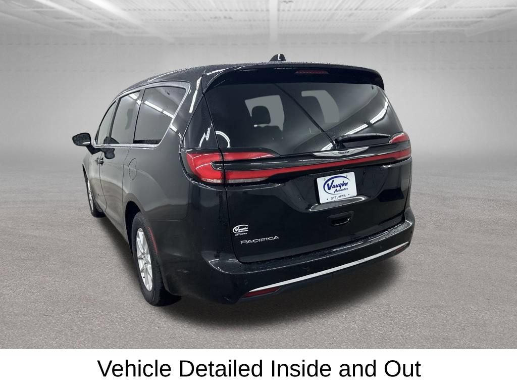 Used 2025 Chrysler Pacifica Select FWD image 10