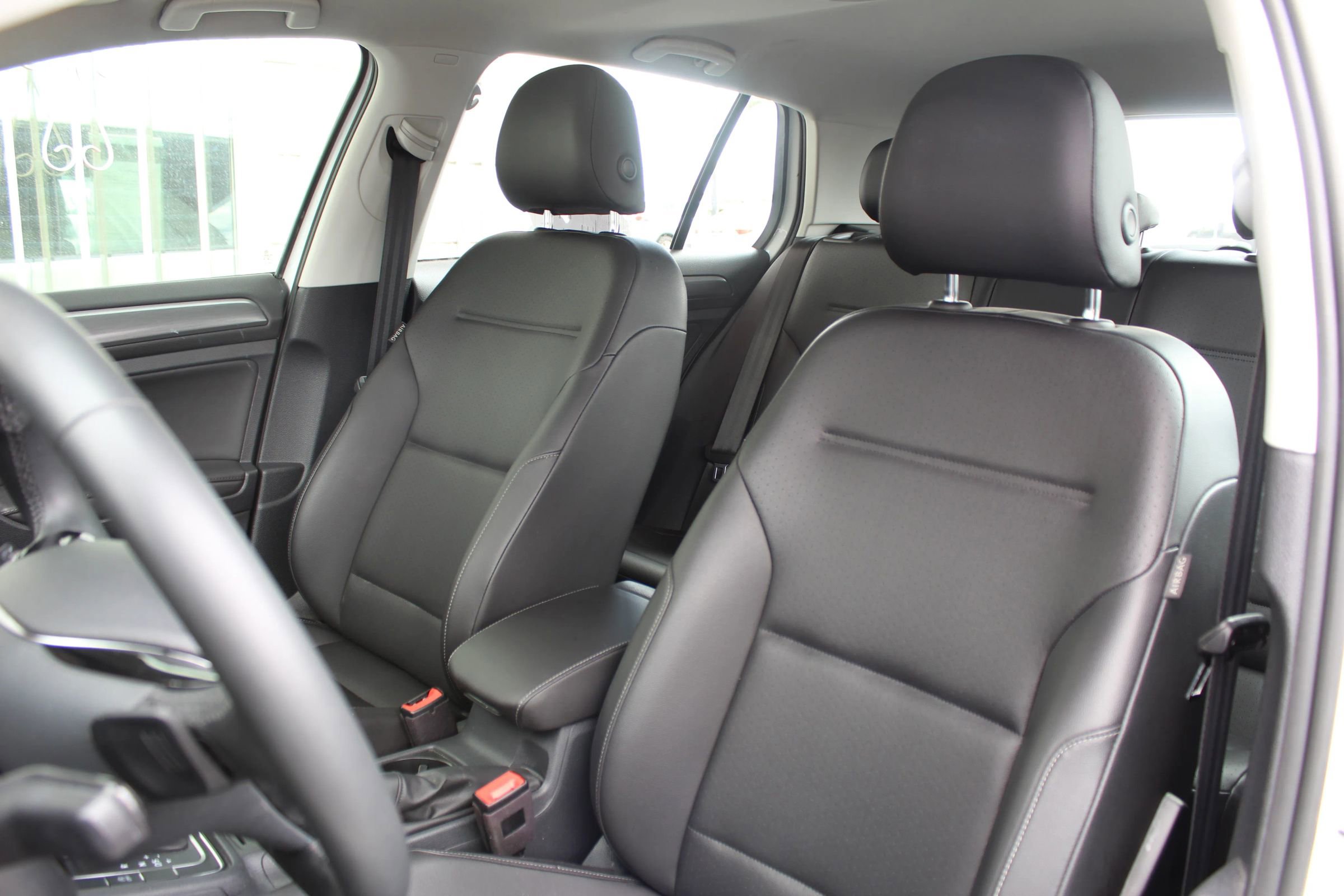 Used 2021 Volkswagen Golf 4-Door image 8