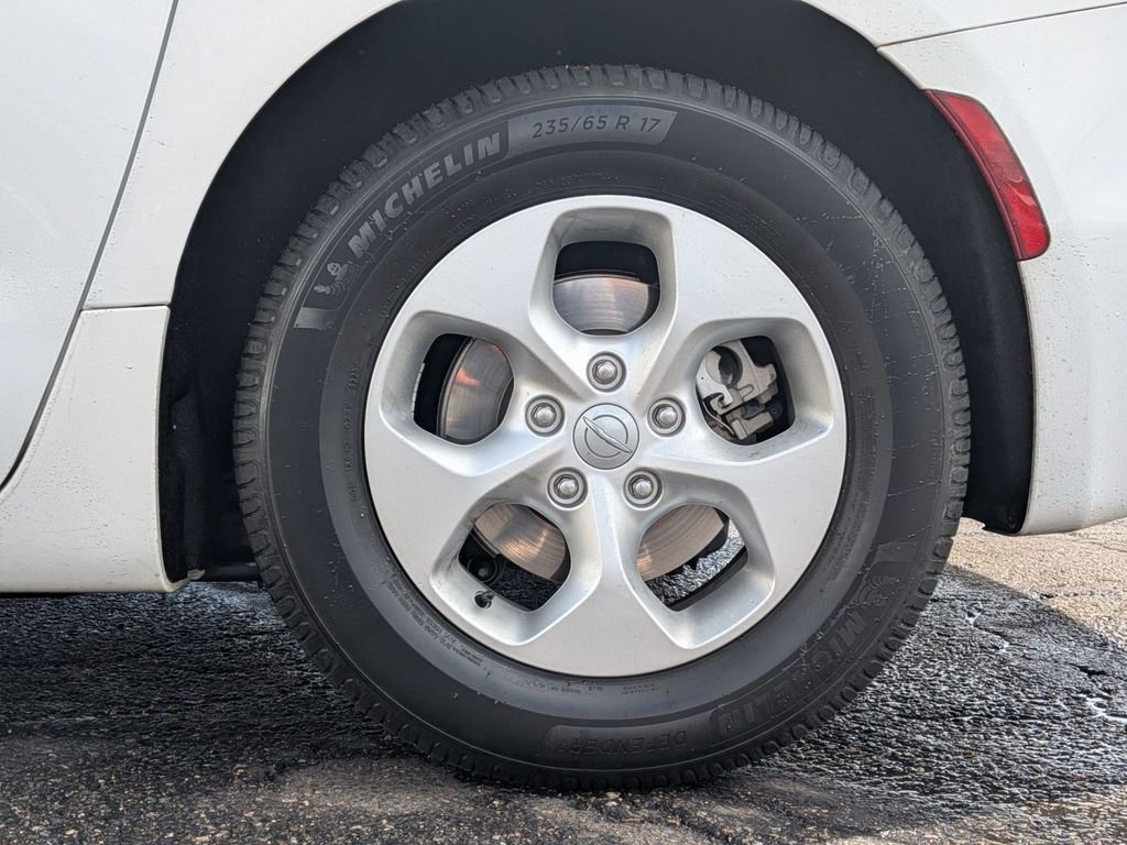 Used 2018 Chrysler Pacifica Touring-L FWD image 12