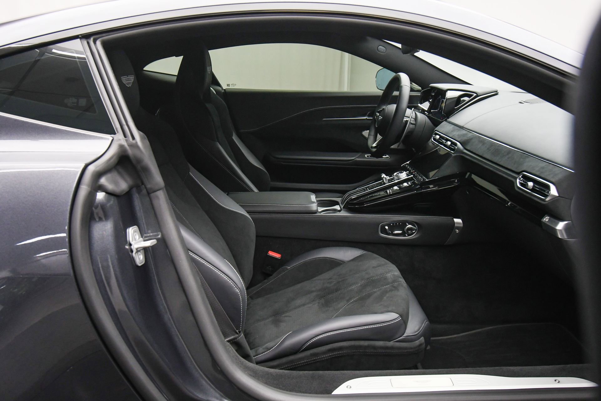 Used 2025 Aston Martin V8 Vantage Coupe image 45