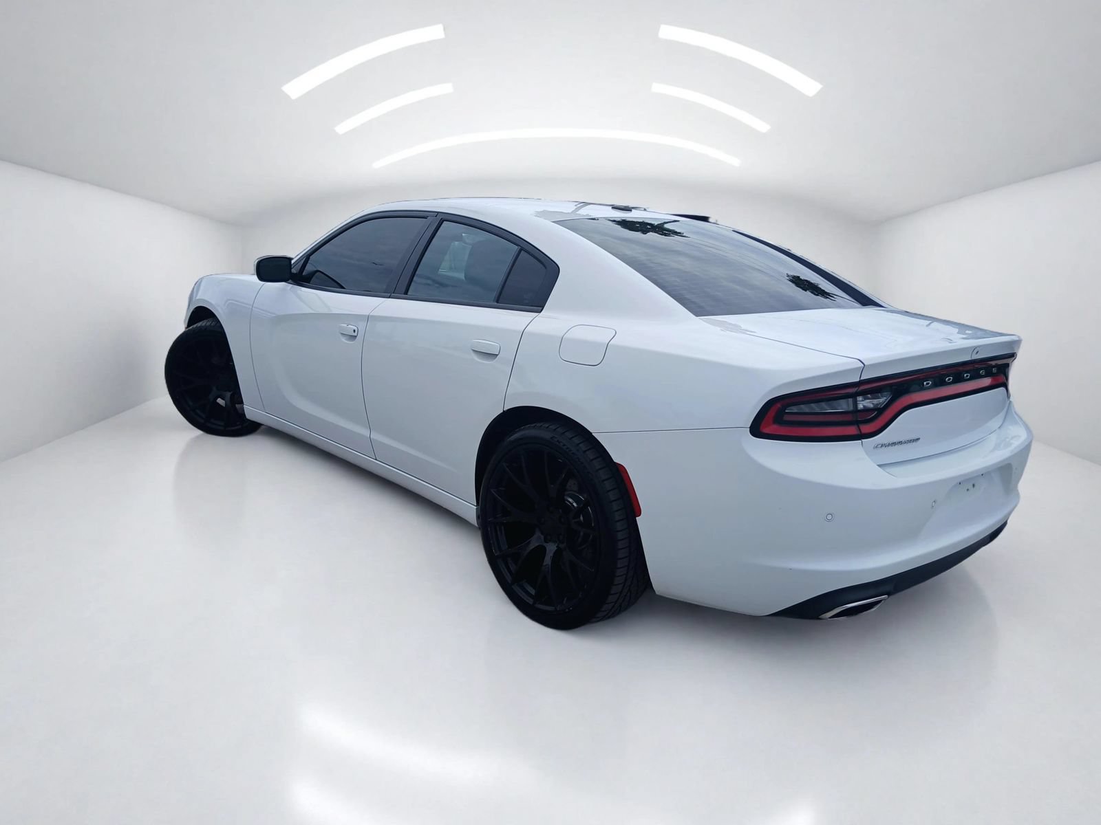 Used 2019 Dodge Charger SXT RWD image 4