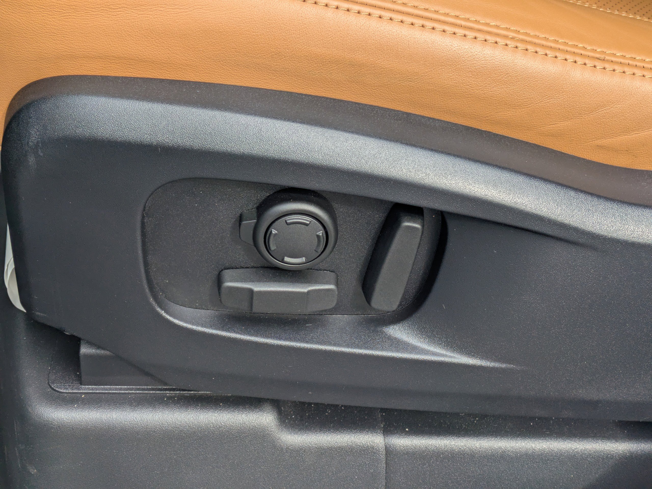 Used 2024 Land Rover Defender 110 SE image 24