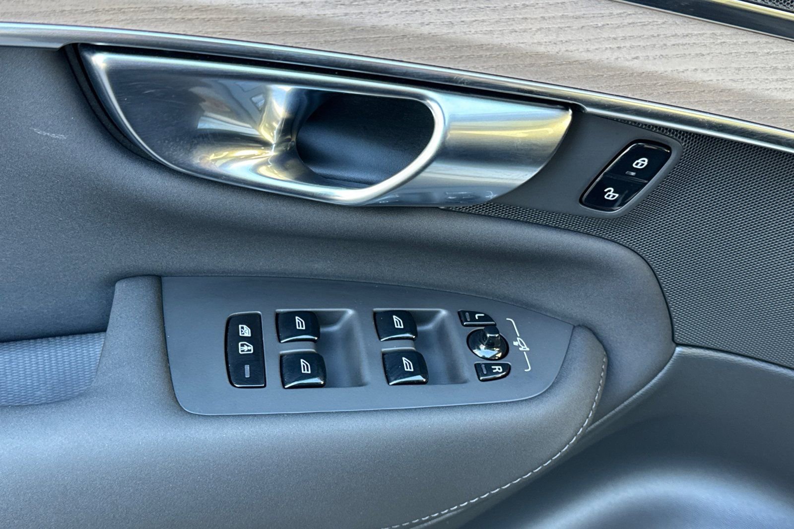 Used 2025 Volvo XC90 B6 Core w/ Protection Package Premier image 10