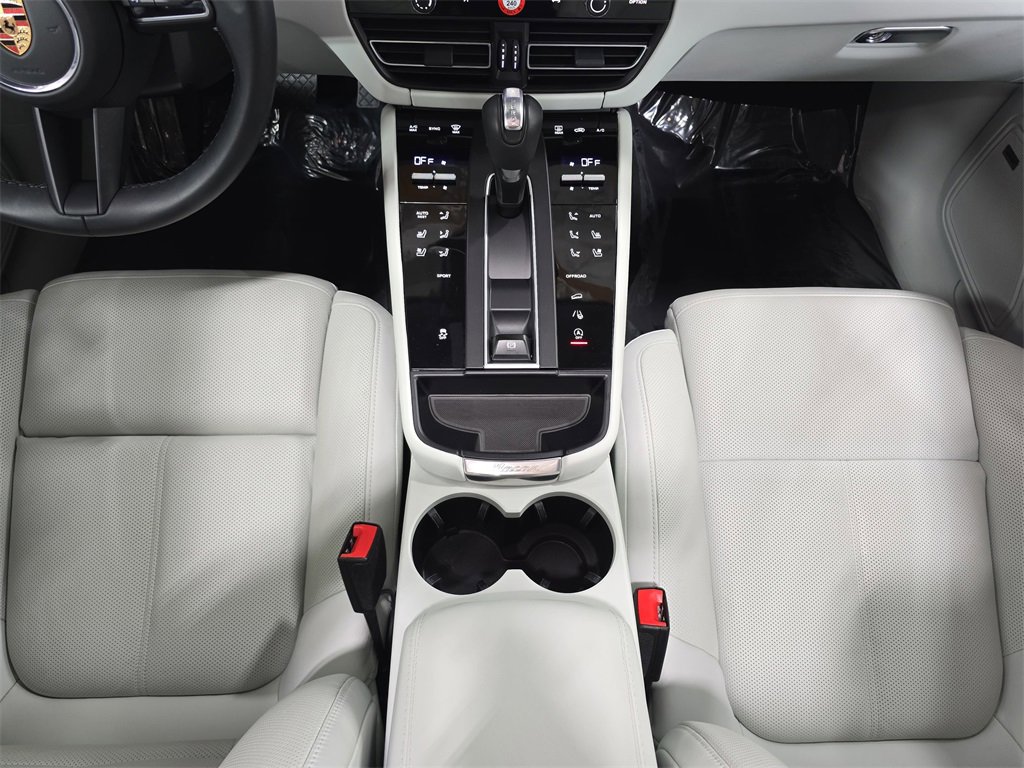 Used 2025 Porsche Macan image 20