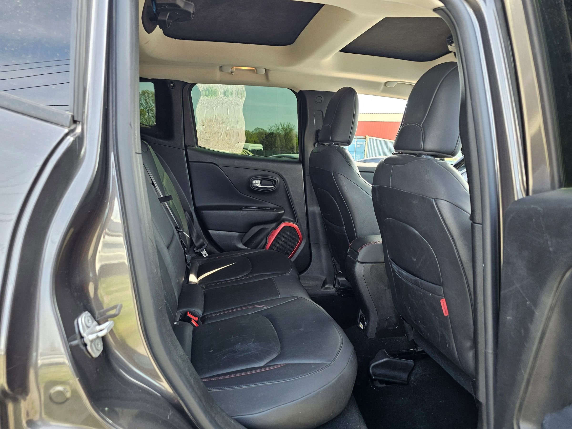 Used 2016 Jeep Renegade Trailhawk w/ Premium Trailhawk Package image 8