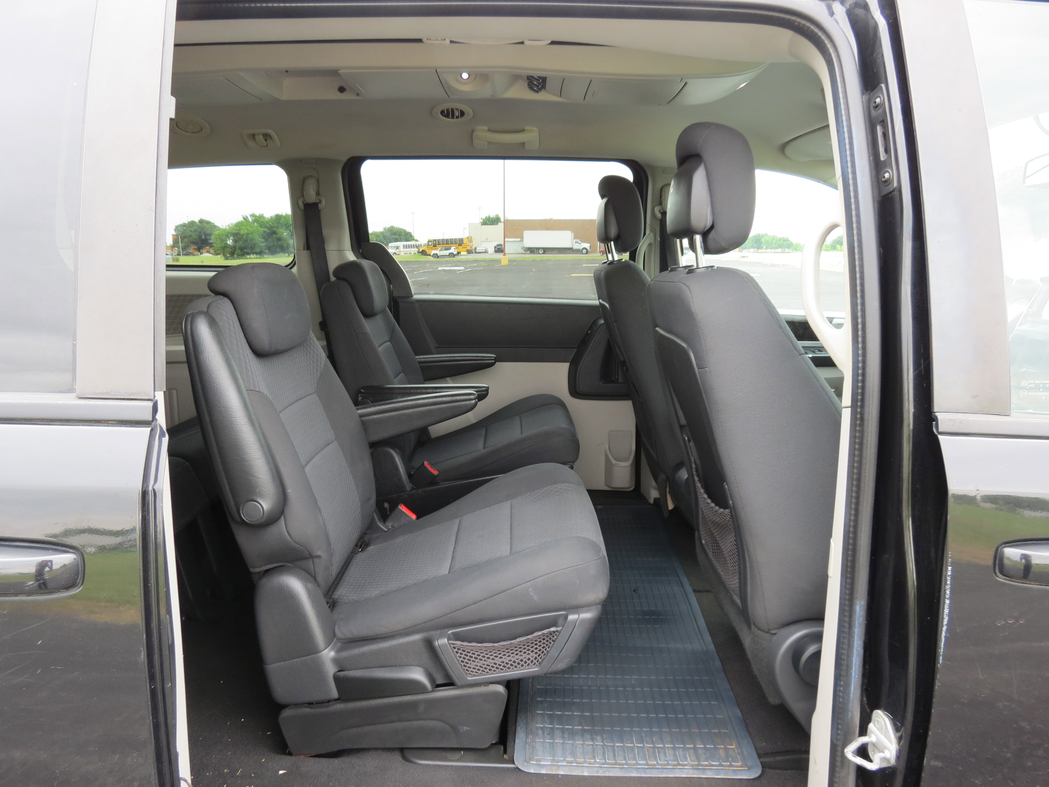 Used 2010 Dodge Grand Caravan SXT w/ Trailer Tow Group FWD image 31