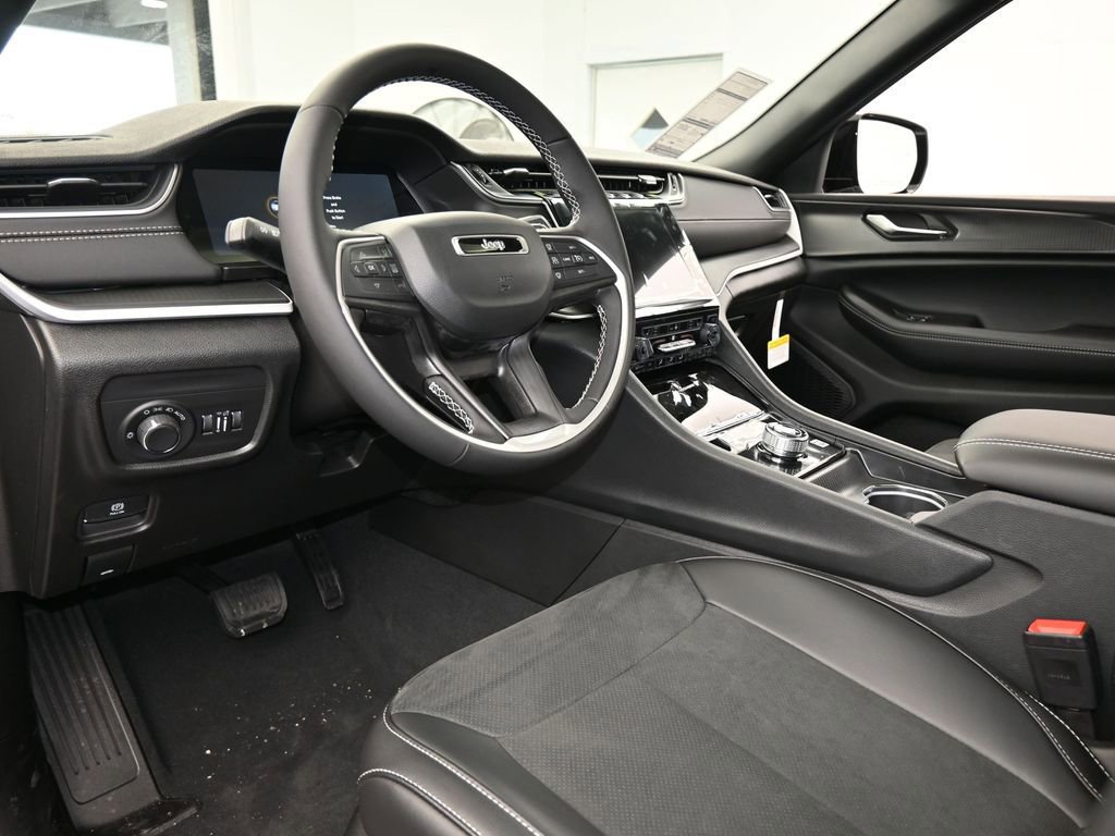 New 2025 Jeep Grand Cherokee Altitude image 13