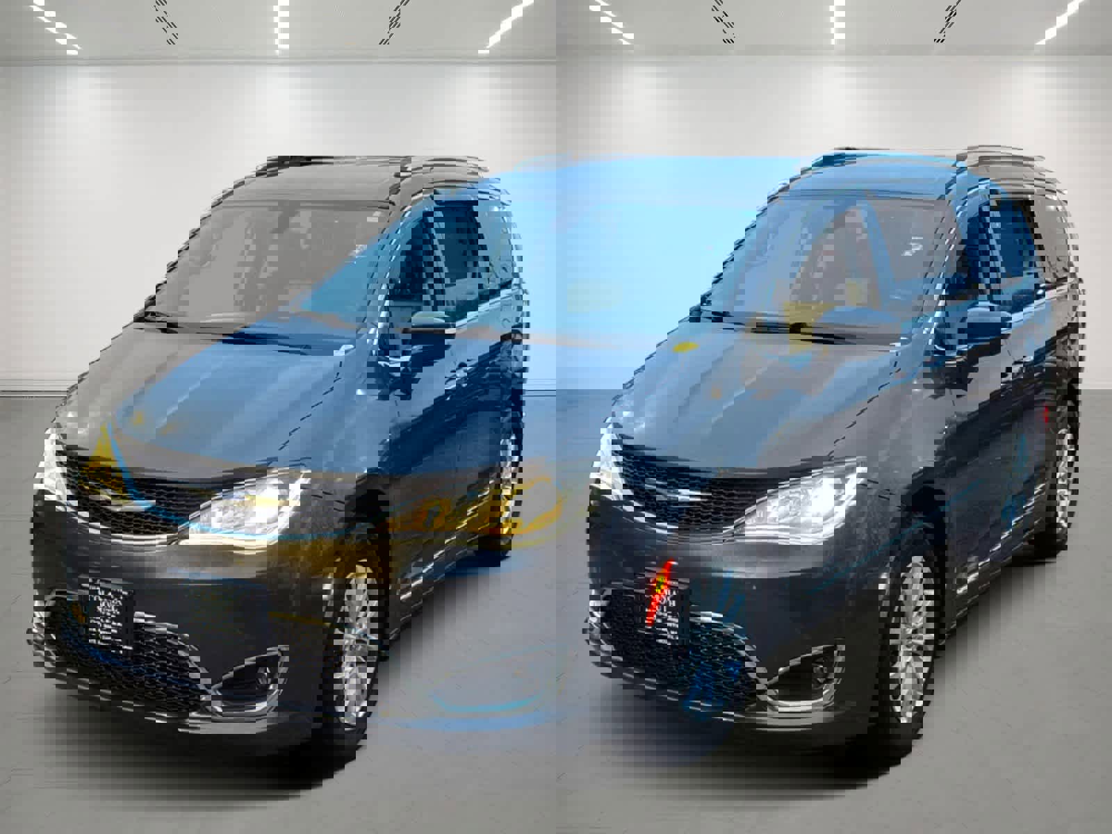 Used 2019 Chrysler Pacifica Touring-L image 1