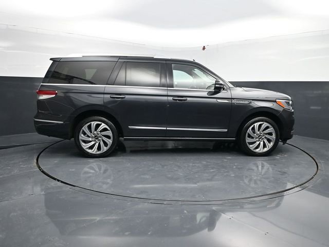 Used 2023 Lincoln Navigator Reserve image 11