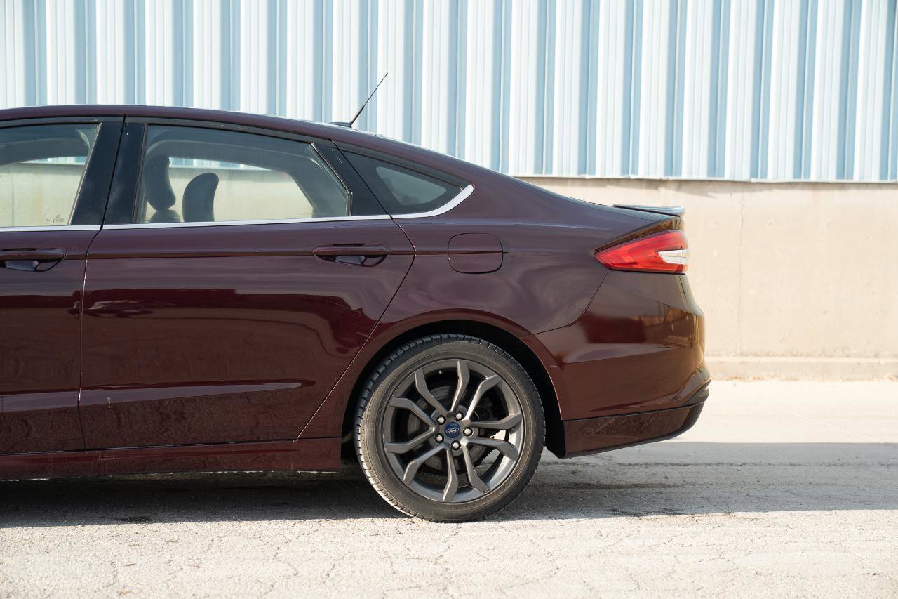 Used 2018 Ford Fusion SE w/ Equipment Group 201A FWD image 8