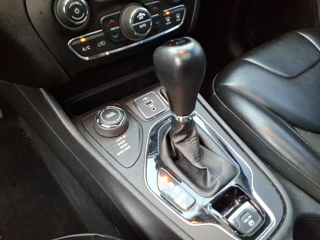 Used 2019 Jeep Cherokee Latitude Plus AWD/4WD image 8