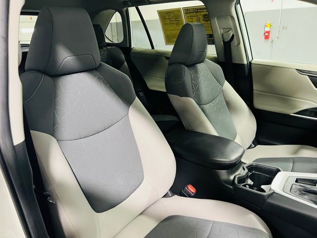 Used 2021 Toyota RAV4 XLE w/ Convenience Package FWD image 33