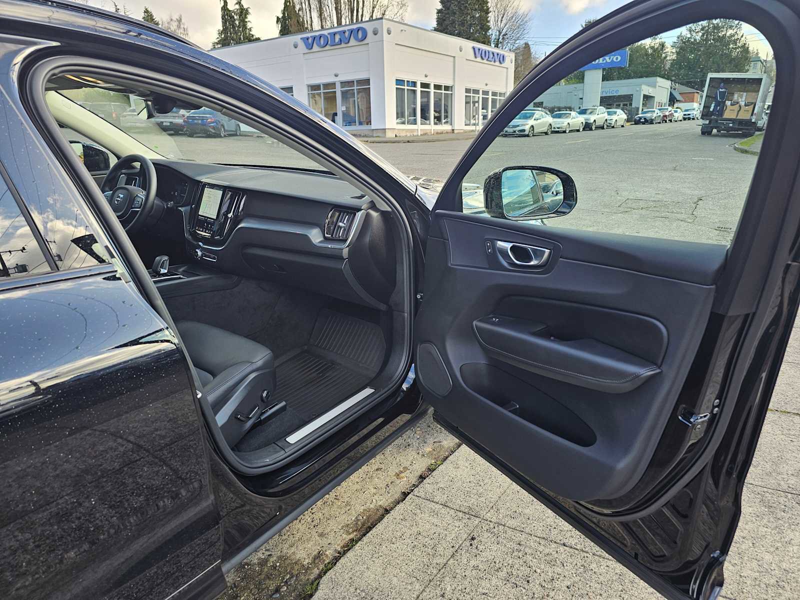 Used 2025 Volvo XC60 B5 Core w/ Protection Package Premier image 10