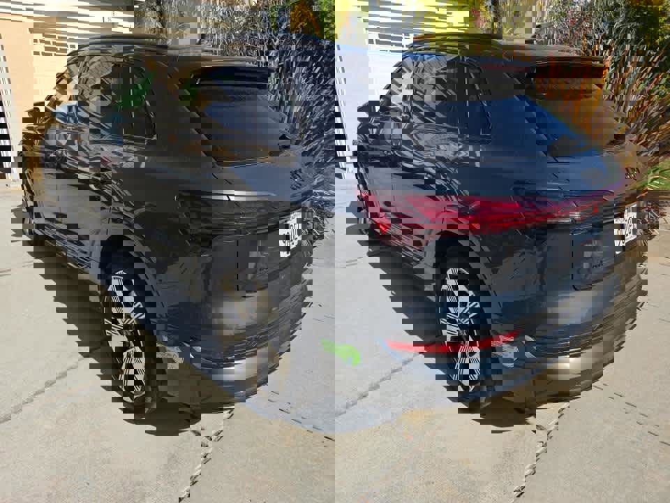 Used 2023 Audi e-tron Premium Plus w/ Premium Plus Package AWD/4WD image 6