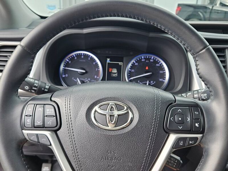 Used 2019 Toyota Highlander XLE image 29