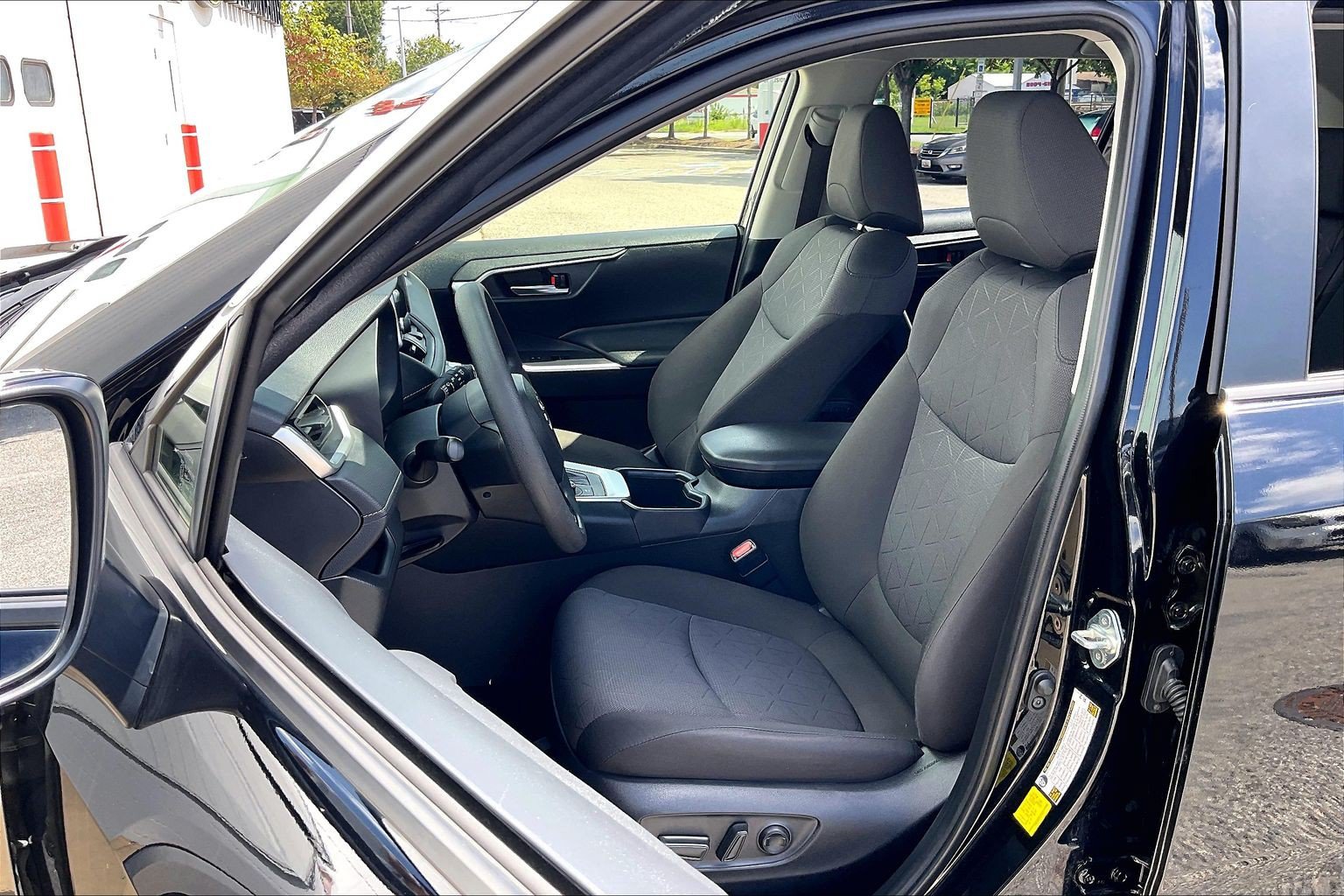 Used 2025 Toyota RAV4 XLE AWD/4WD image 29