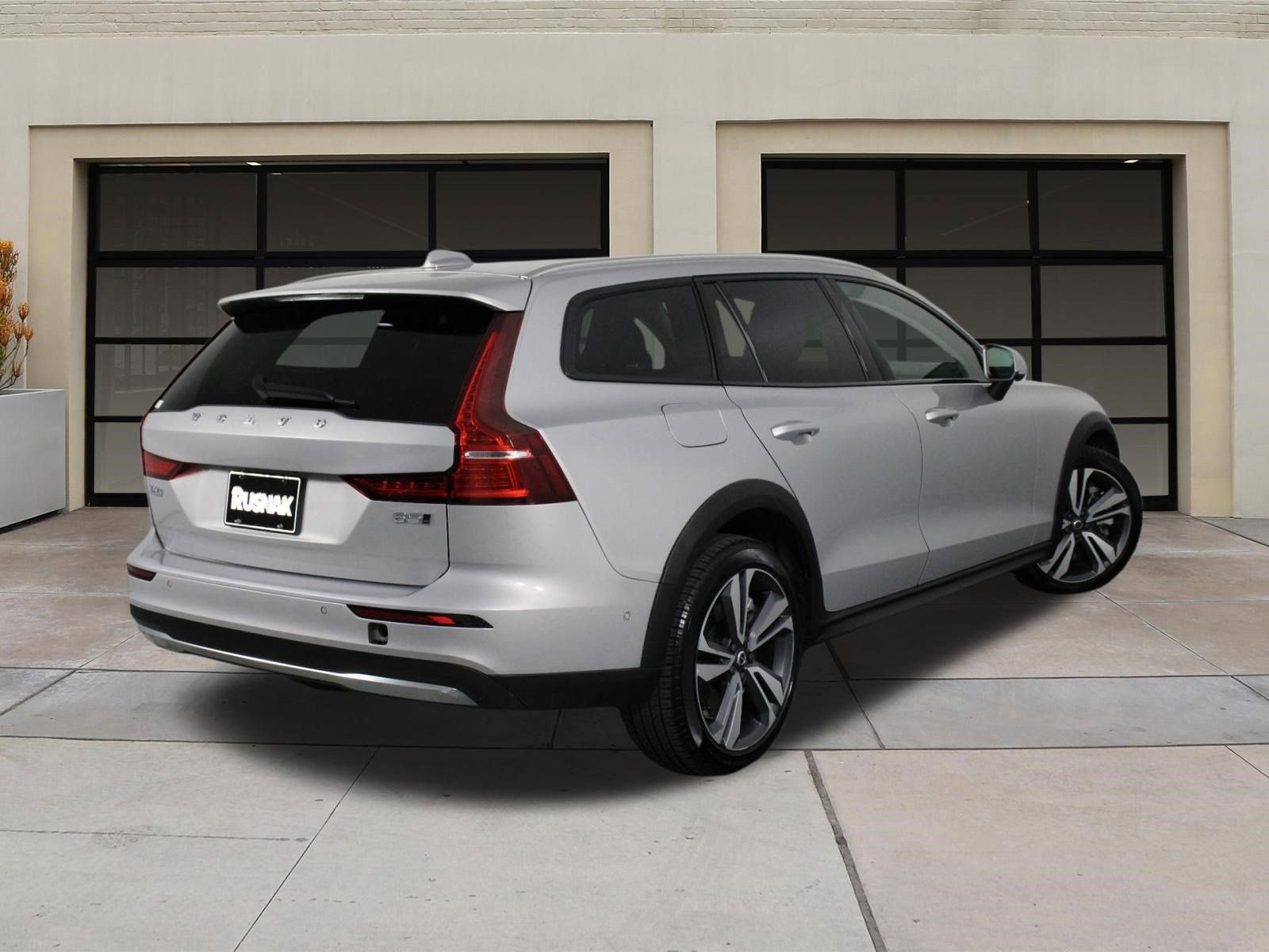 Used 2025 Volvo V60 B5 Cross Country Plus image 3