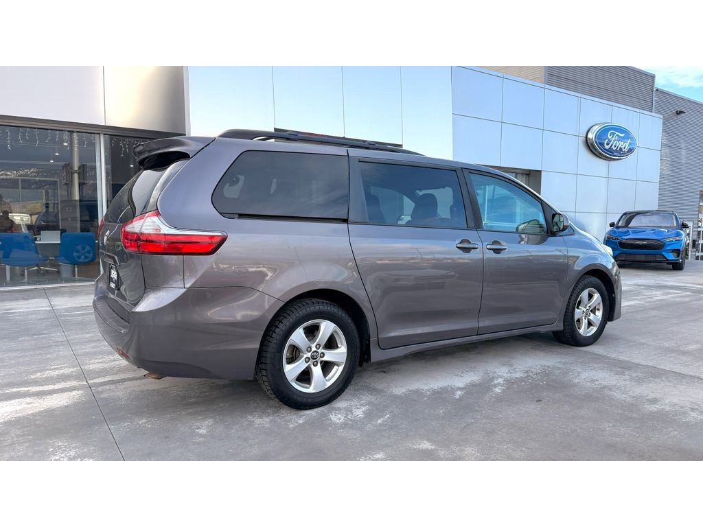 Used 2018 Toyota Sienna LE image 7