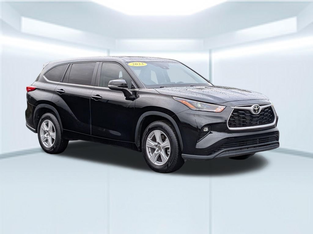 Used 2023 Toyota Highlander LE FWD image 7