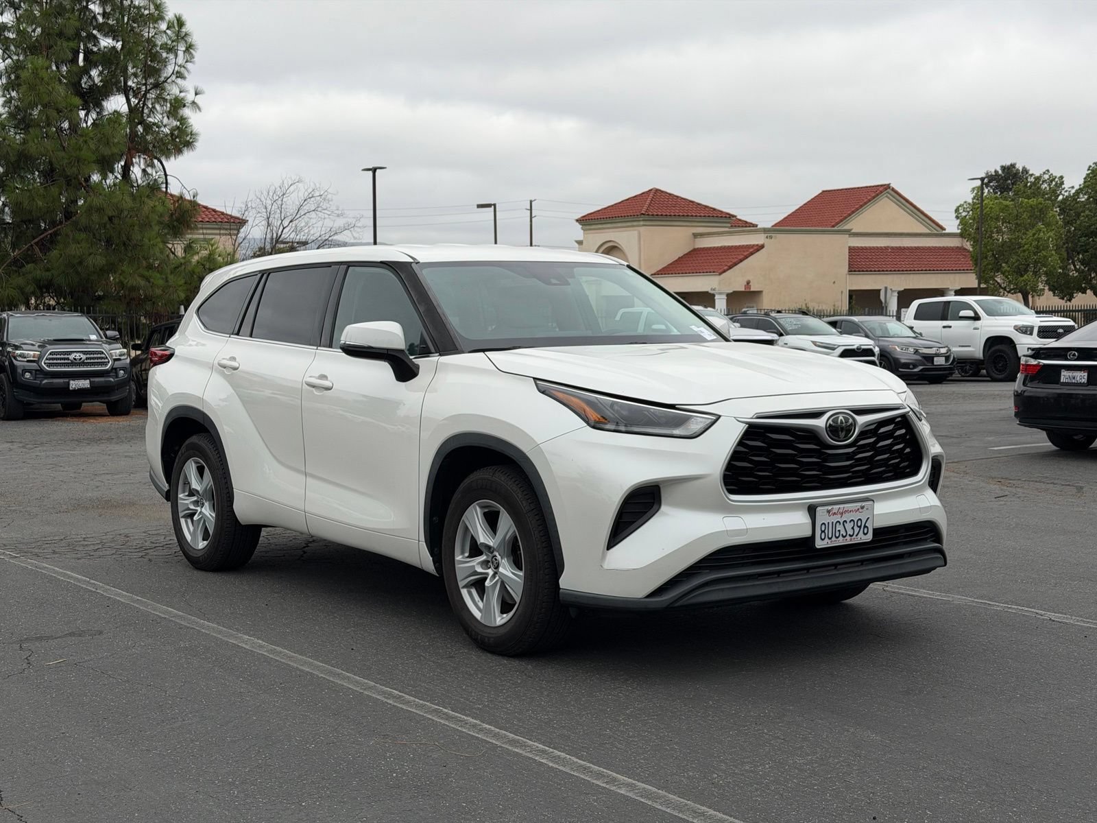 Used 2021 Toyota Highlander L FWD image 2