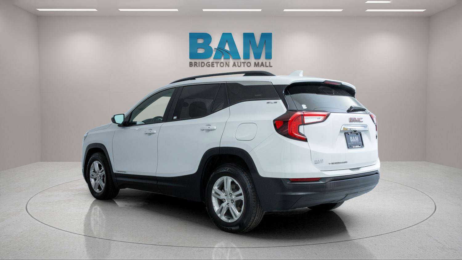 Used 2022 GMC Terrain SLE w/ Driver Convenience Package image 5