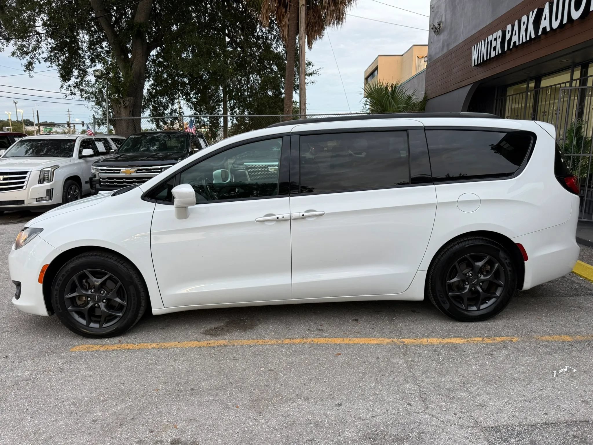 Used 2018 Chrysler Pacifica Touring-L Plus FWD image 4