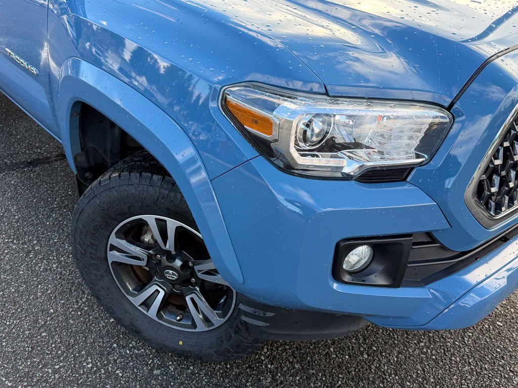 Used 2019 Toyota Tacoma TRD Sport AWD/4WD image 2