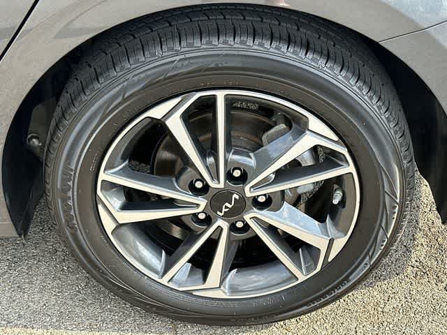 Used 2024 Kia Forte LXS w/ LXS Technology Package FWD image 5